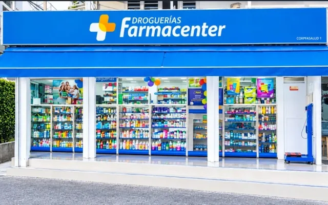 Fachada de Droguería Corpfasalud 1: letrero de Farmacenter, toldo azul y vitrinas con productos