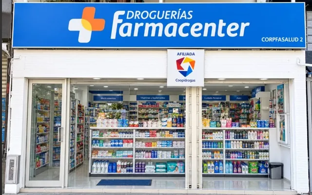 Fachada de Droguería Corpfasalud 2, afiliada a Coopidrogas, con vitrinas de medicamentos y cuidado personal