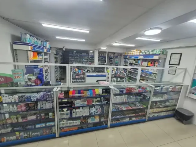 Mostrador y vitrinas de Droguería Corpfasalud en Cali