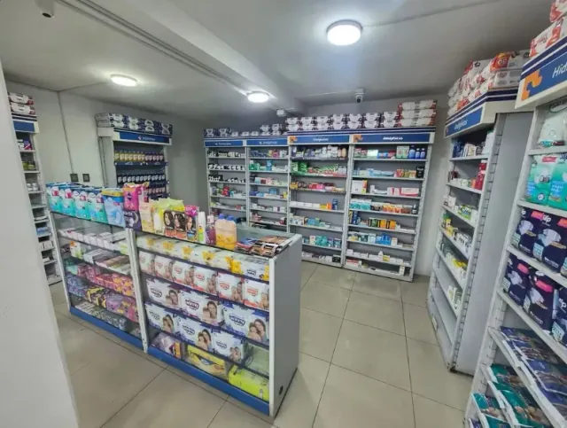 Pasillo con estanterías de medicamentos y cuidado personal en Droguería Corpfasalud